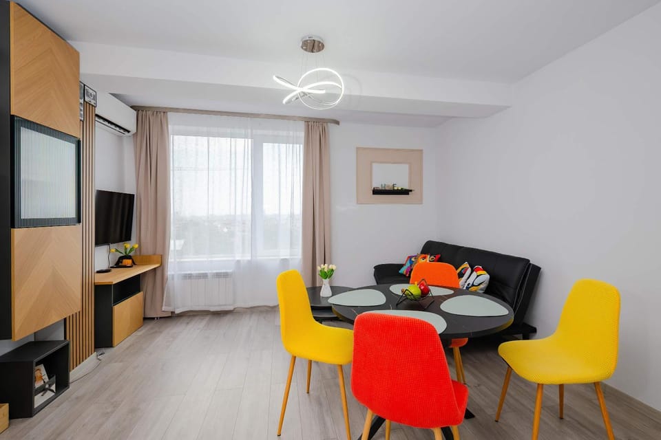 TV and multimedia, Living room, Seating area, Dining area