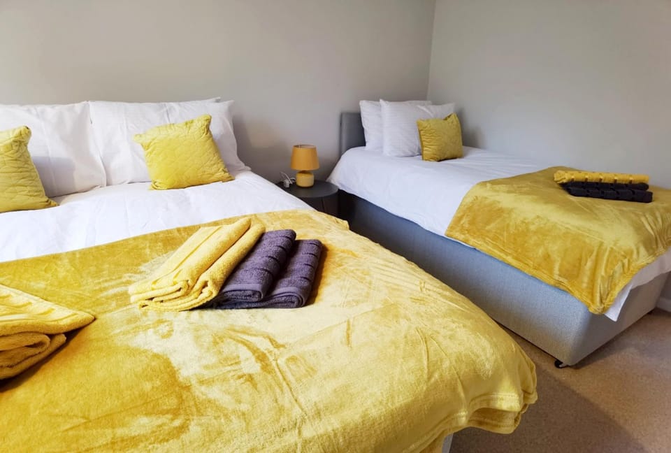 M1,Nottingham,Budget Friendly large 5 BR HSE,Sleeps 11,Parking House in Nottingham
