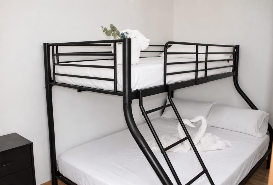 Bedroom, bunk bed