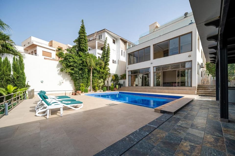 Swimming pool, sunbed