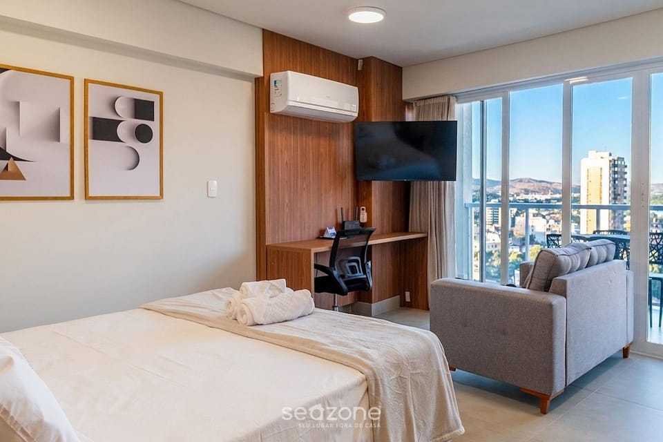 Bed, TV and multimedia, Balcony/Terrace, Living room, Seating area, Bedroom, City view