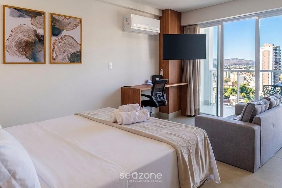 TV and multimedia, Balcony/Terrace, Seating area, Bedroom, City view