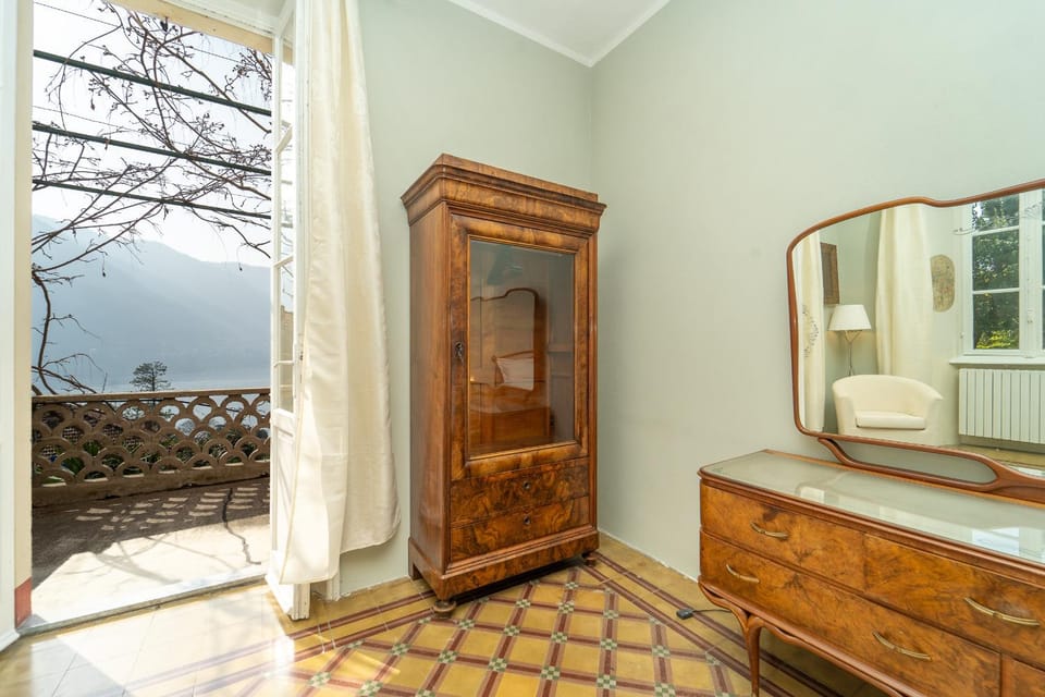 The Poets House overlooking Lake Como Apartment in Moltrasio