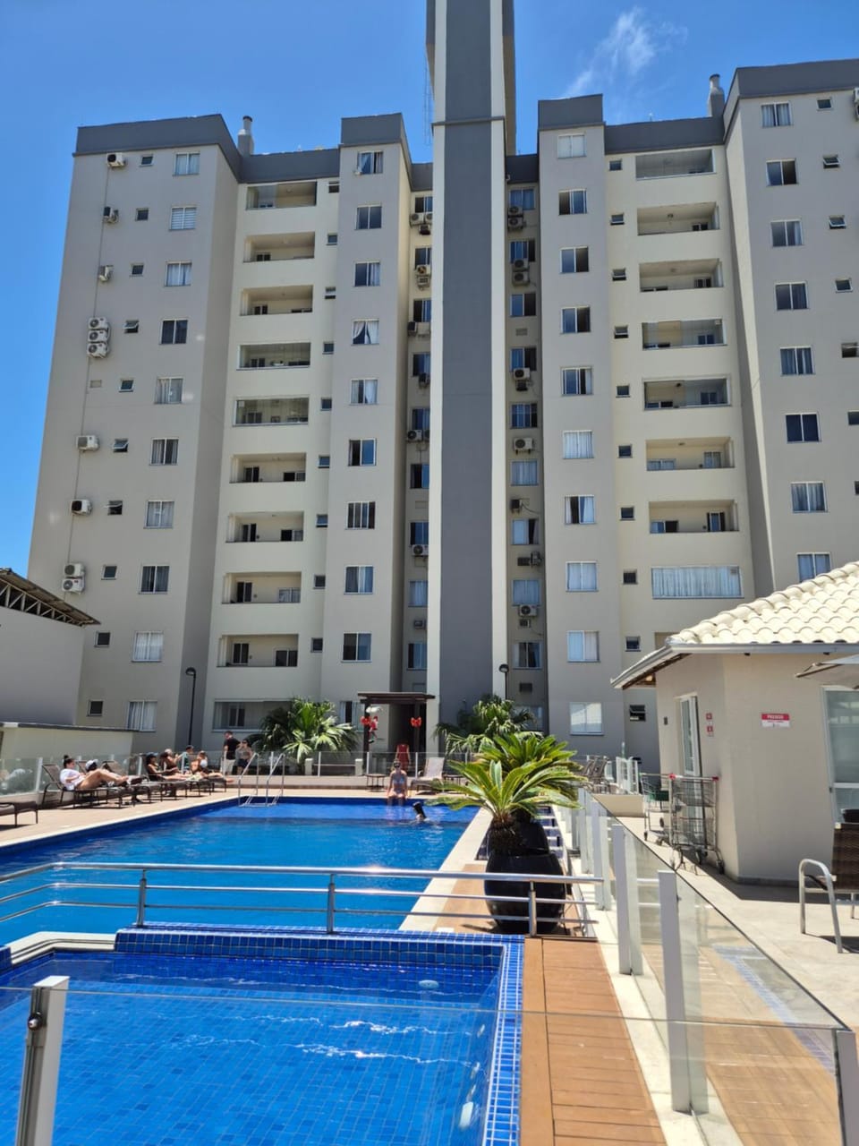 Easy Club 308 Apto 2 quartos Ar condicionado Wi-Fi Netflix Prime piscina Elevador Churrasqueira Sacada 200 m da praia Ideal para Famílias e Amigos Reserve agora Apartment in State of Santa Catarina