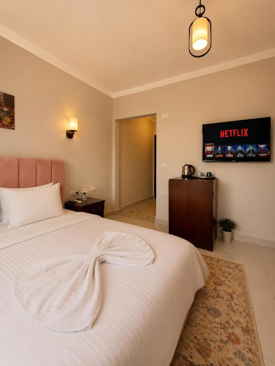 Bed, TV and multimedia, Kitchen or kitchenette, Photo of the whole room, Bedroom, wardrobe