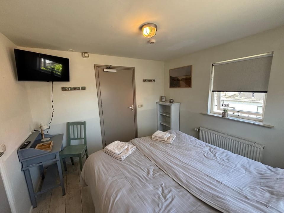 TV and multimedia, Photo of the whole room, Bedroom