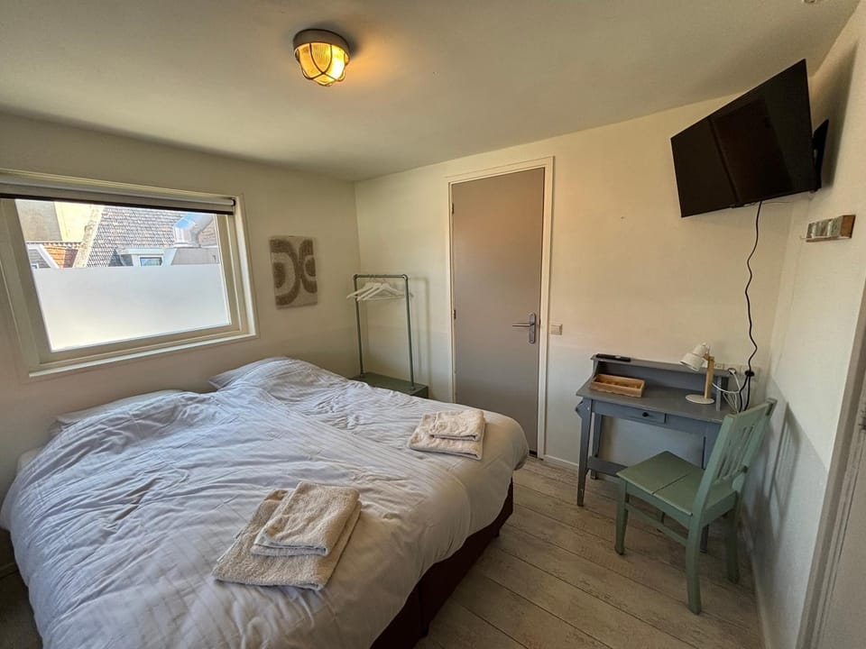 TV and multimedia, Photo of the whole room, Bedroom, wardrobe