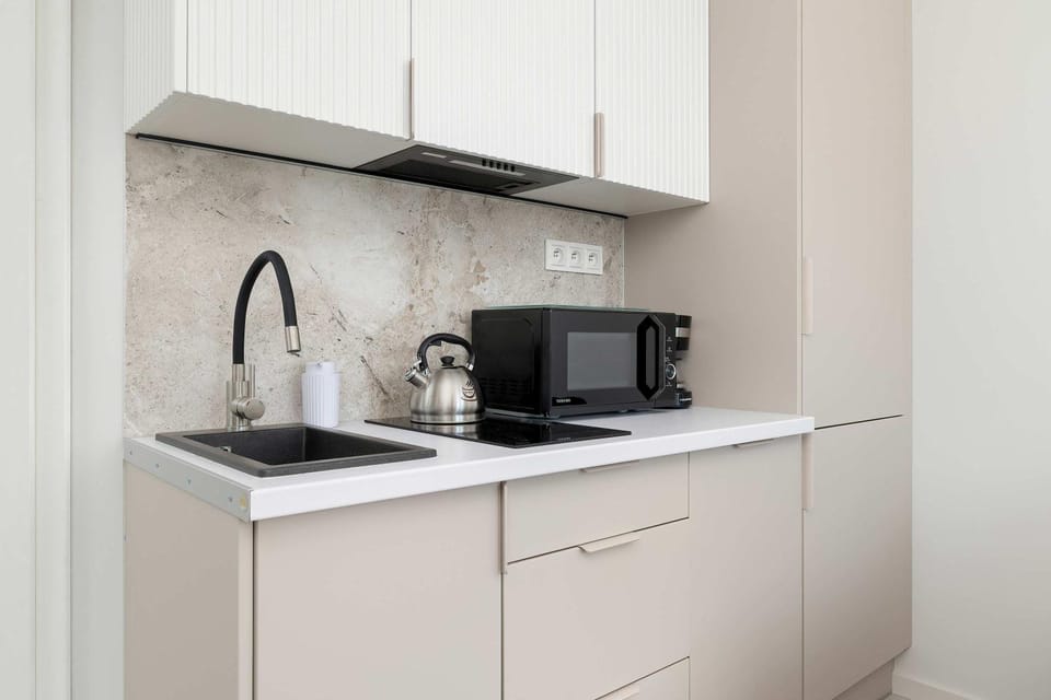 Coffee/tea facilities, Kitchen or kitchenette, stove