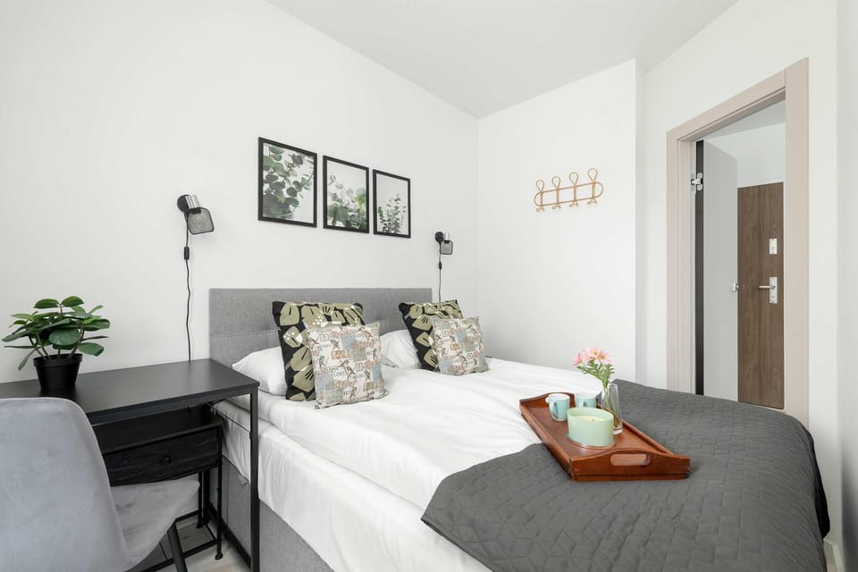 Bed, Photo of the whole room, Seating area, Bedroom
