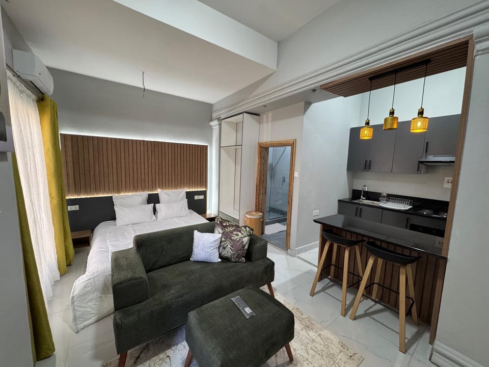 Kitchen or kitchenette, Living room, Seating area, minibar