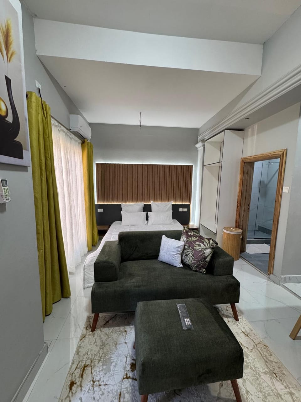 Bed, Seating area