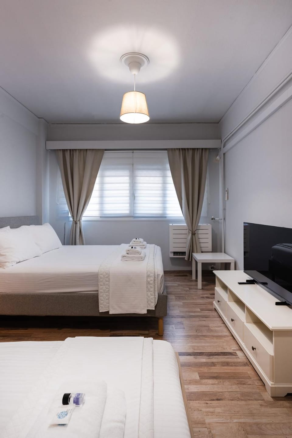Bed, TV and multimedia, Photo of the whole room, Bedroom