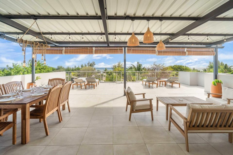 Penthouse Koa - Modern Rooftop Sea & Mountain View Apartment in Rivière Noire District, Mauritius