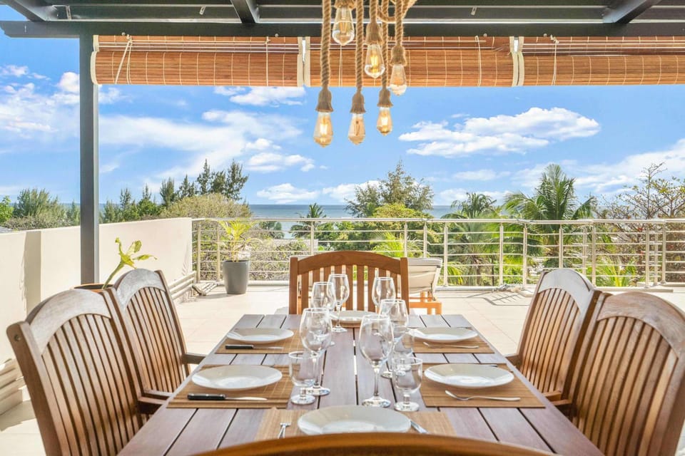 Penthouse Koa - Modern Rooftop Sea & Mountain View Apartment in Rivière Noire District, Mauritius