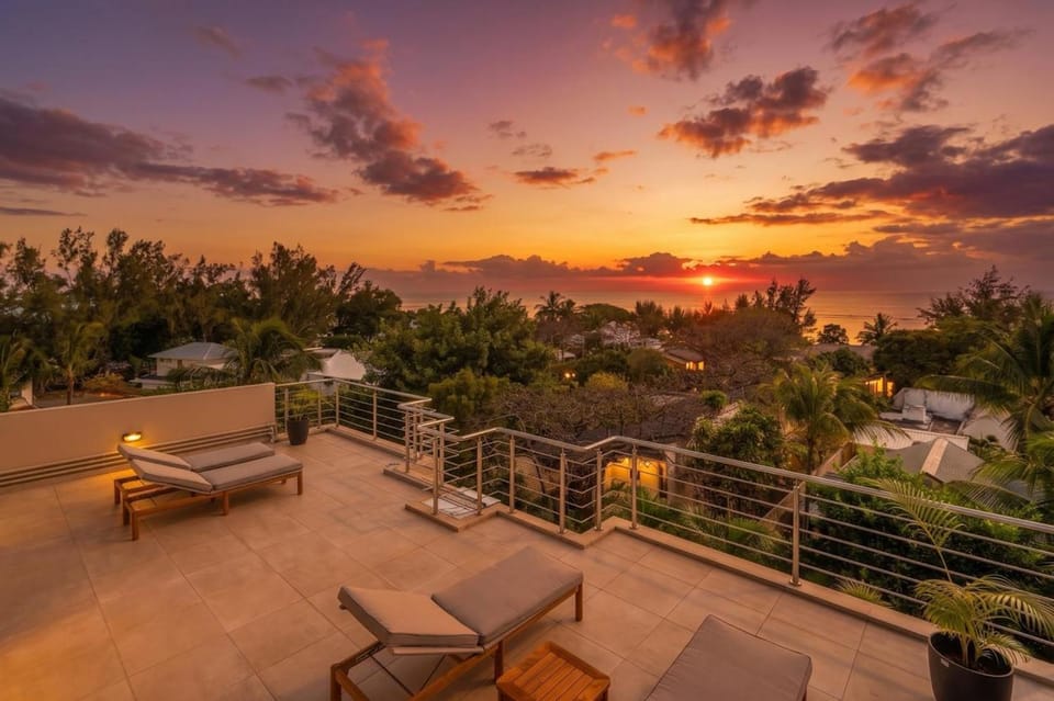 Penthouse Koa - Modern Rooftop Sea & Mountain View Apartment in Rivière Noire District, Mauritius