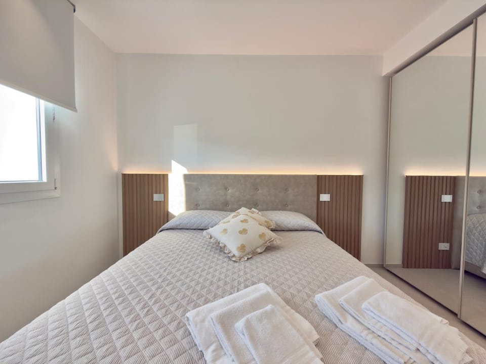 Bed, Photo of the whole room, Bedroom, furniture, towels, wardrobe