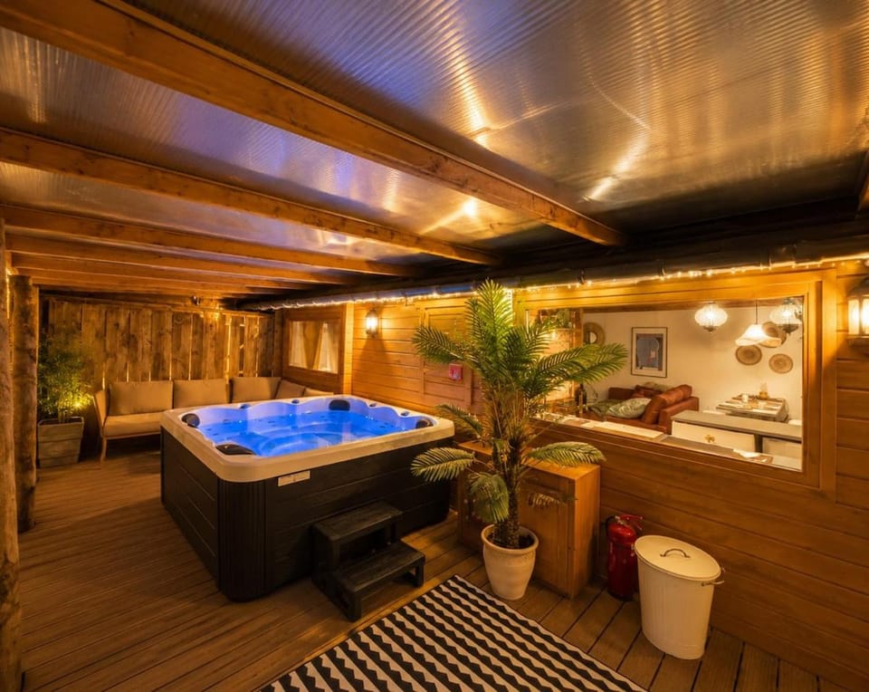 Bohemian style house with private jacuzzi and sauna and free parking near Amsterdam and Airport House in Haarlem