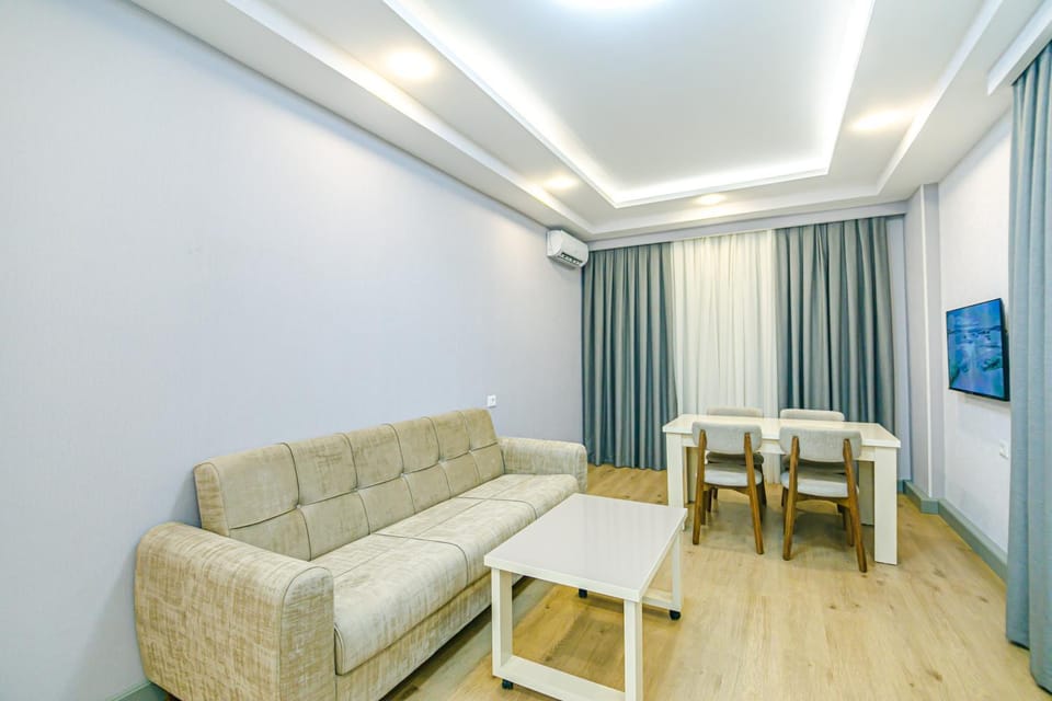 TV and multimedia, Living room, Seating area, Dining area