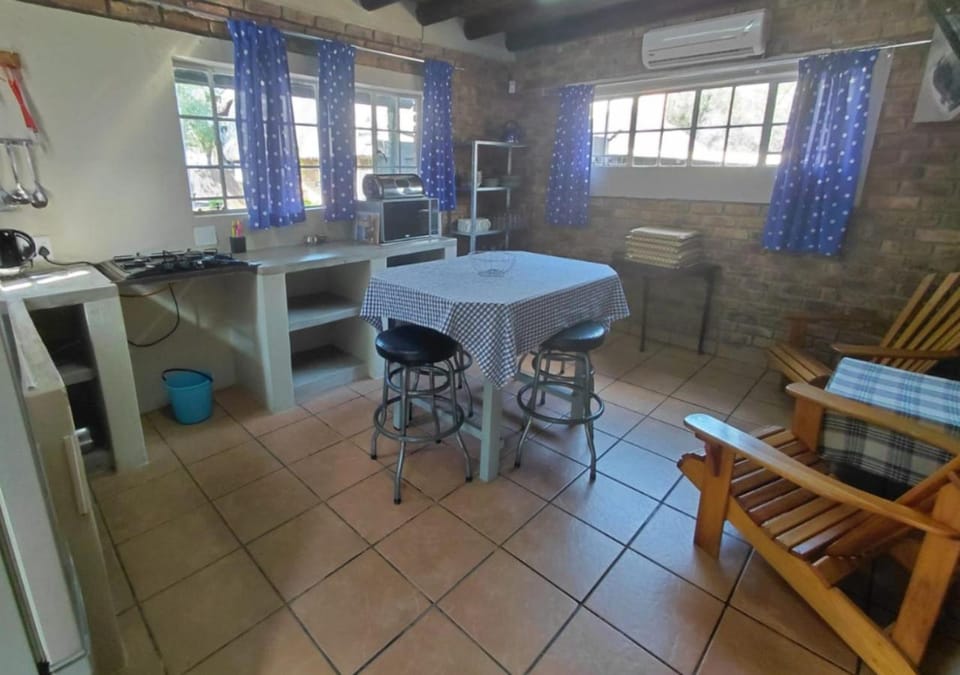 Coffee/tea facilities, Kitchen or kitchenette, Dining area, furniture, internet, microwave, stove, toaster, air conditioner