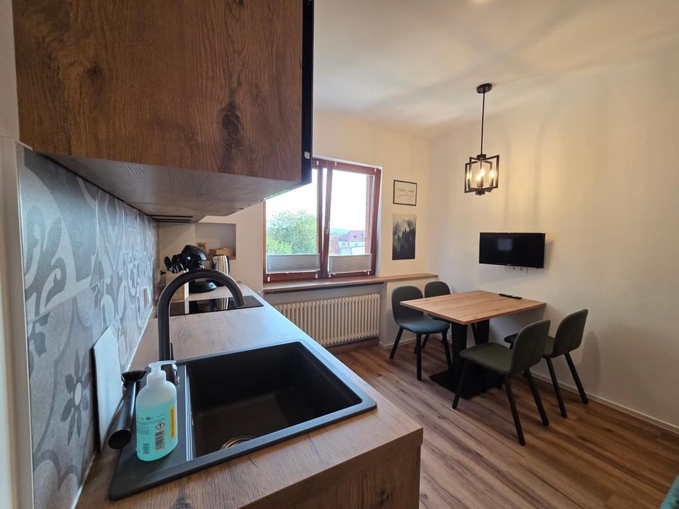 TV and multimedia, Coffee/tea facilities, Kitchen or kitchenette, Dining area, stove