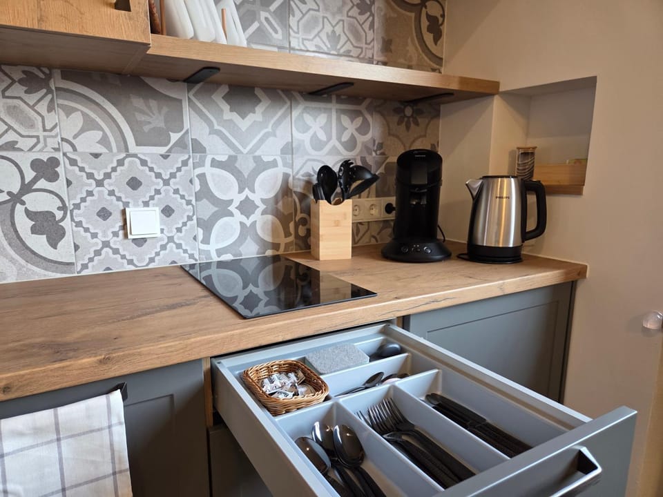 Coffee/tea facilities, Kitchen or kitchenette, Food and drinks, Food, stove