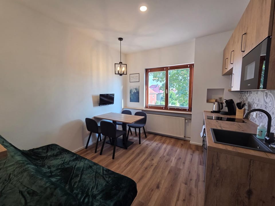 TV and multimedia, Coffee/tea facilities, Kitchen or kitchenette, Living room, Seating area, Dining area, stove