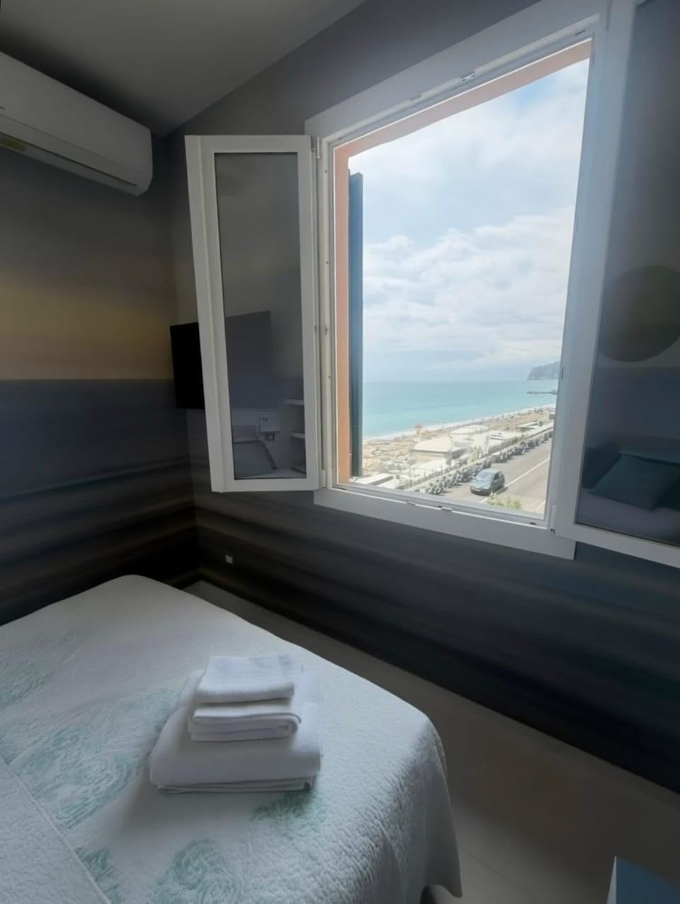 Bed, Bedroom, Sea view