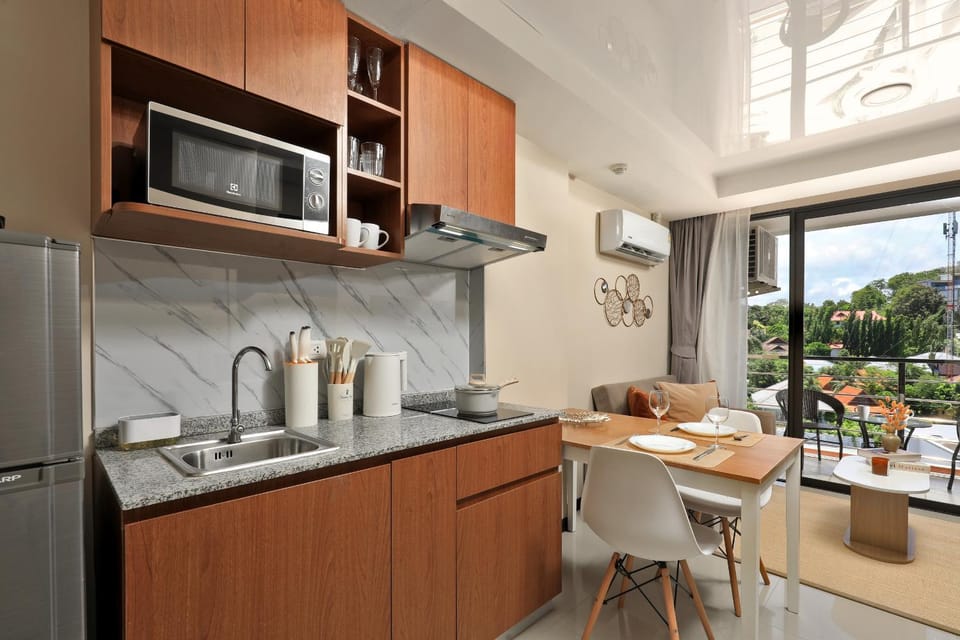Kitchen or kitchenette, oven