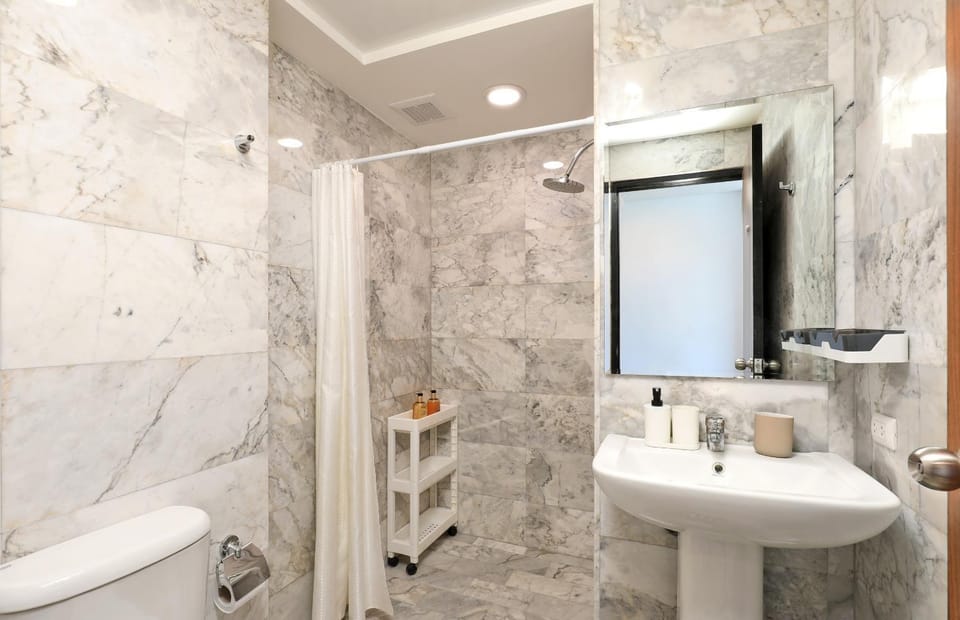 Shower, Toilet, Bathroom, Bath, towels