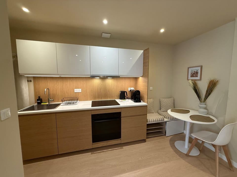 Kitchen or kitchenette, Dining area, oven, stove, toaster