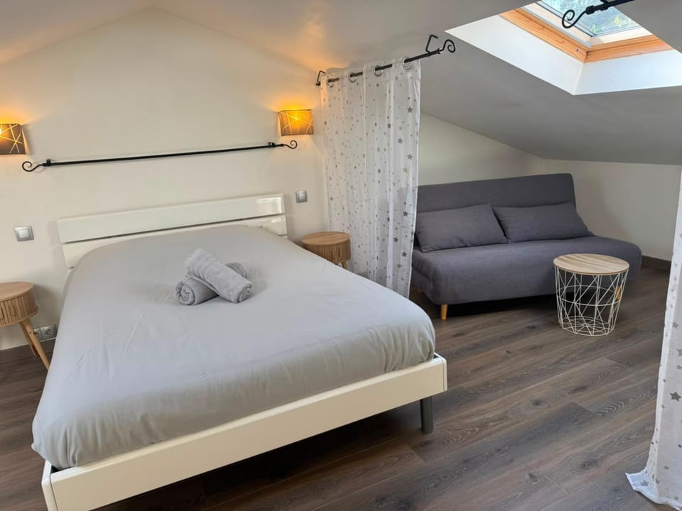 Bed, Photo of the whole room, Bedroom, towels
