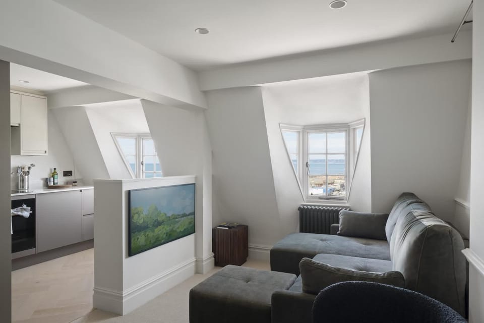 Beautiful Apartment on Pier Sea Views & Parking Apartment in Bridport Harbour