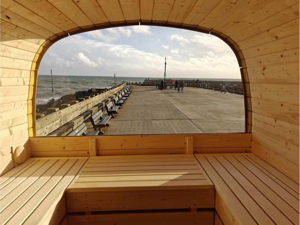 Beautiful Apartment on Pier Sea Views & Parking Apartment in Bridport Harbour