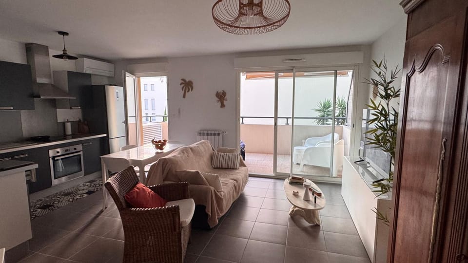 Living room, Seating area, Dining area, stove