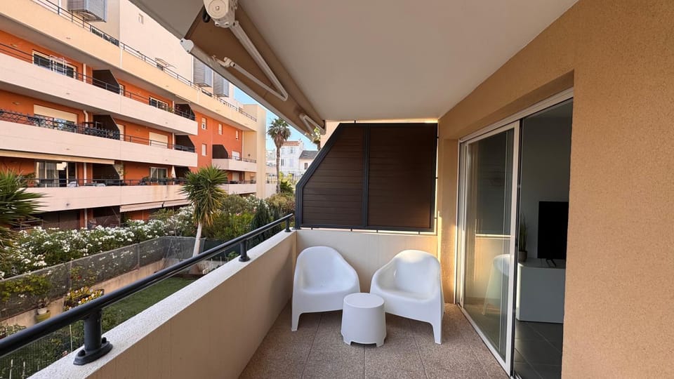 Property building, Patio, Day, Balcony/Terrace, Living room, Evening entertainment