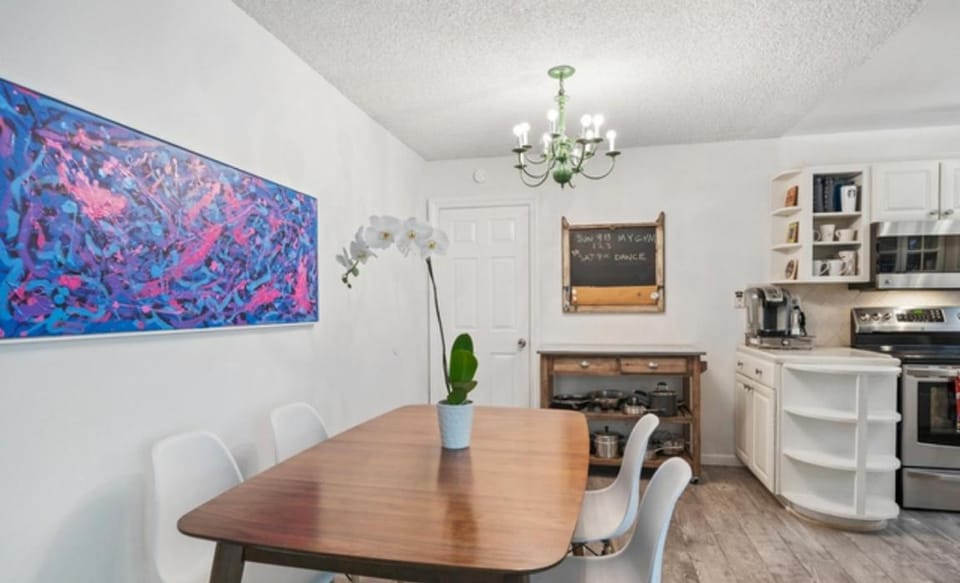 Spacious Three Bedroom Home Near Santa Monica Beach Apartment in Santa Monica