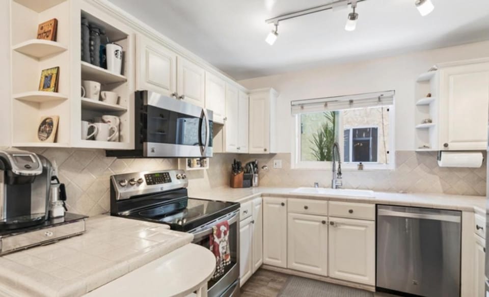 Spacious Three Bedroom Home Near Santa Monica Beach Apartment in Santa Monica
