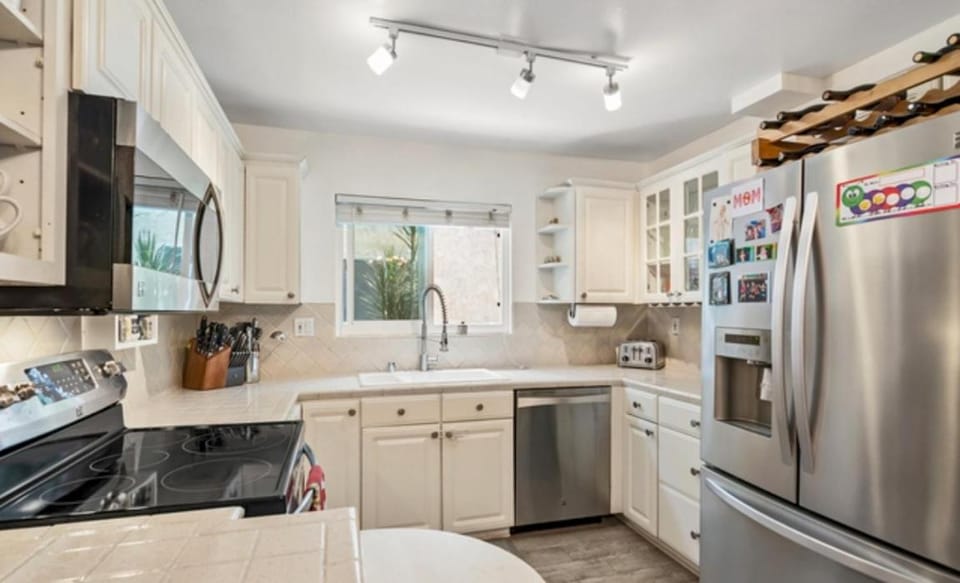Spacious Three Bedroom Home Near Santa Monica Beach Apartment in Santa Monica