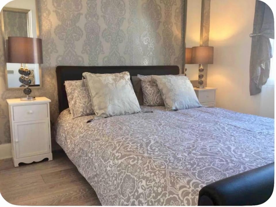 THE GRAND COWAL APARTMENT - Comfortable, Holiday Home in Dunoon, Argyll - Sleeps 2 guests - 1 Bedroom - 1 Bathroom House in Dunoon
