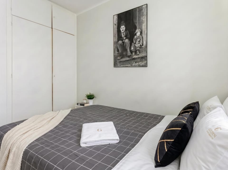 Bed, Photo of the whole room, Bedroom, towels, wardrobe