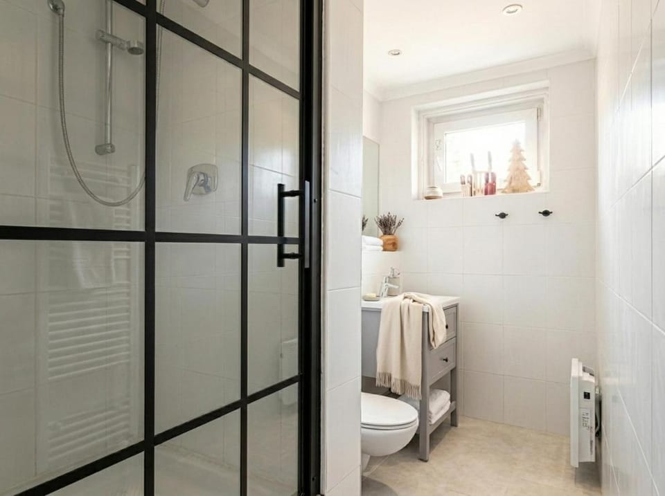 Shower, Toilet, Bathroom, bidet, towels