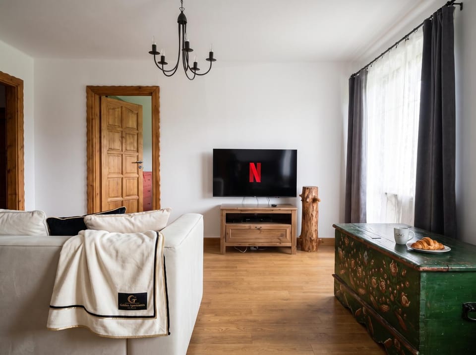 Communal lounge/ TV room, Bed, TV and multimedia, Living room, Photo of the whole room, Seating area, Evening entertainment, Bedroom, wardrobe
