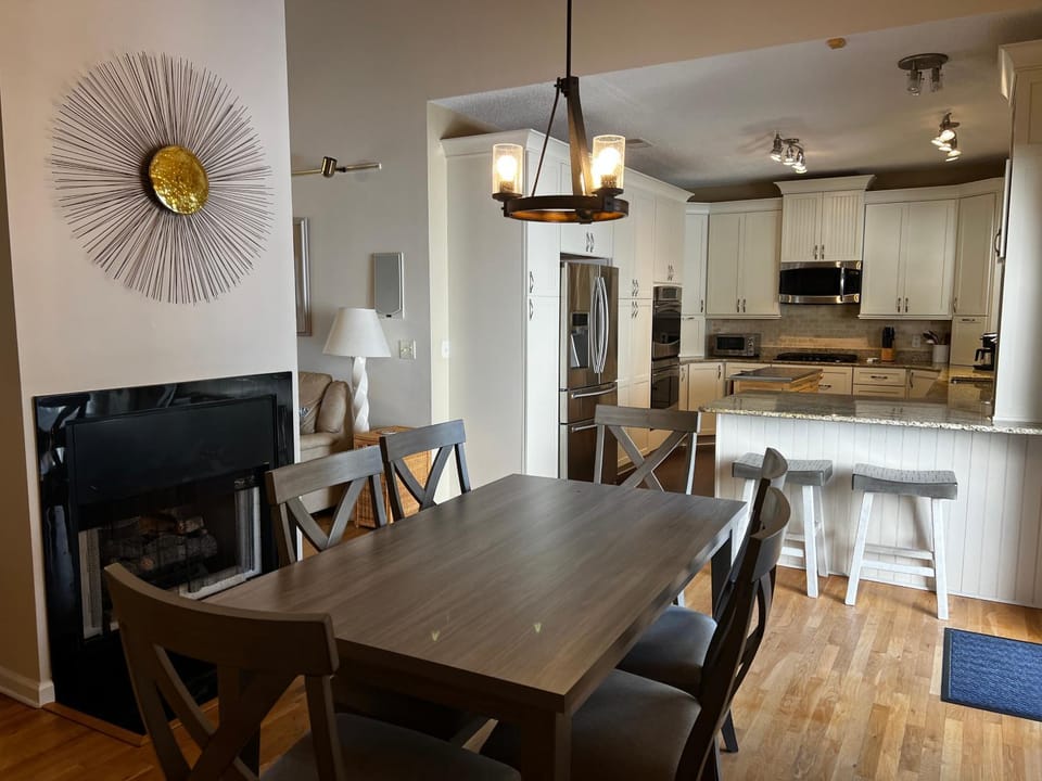 Kitchen or kitchenette, Dining area