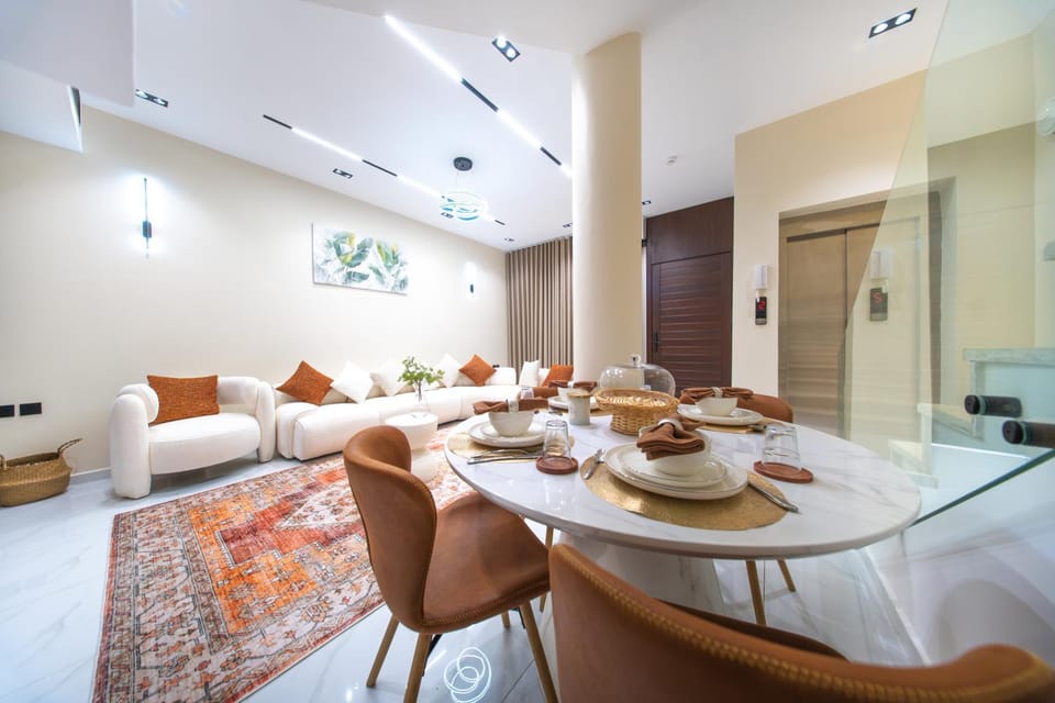 Living room, Food and drinks, Seating area, Dining area, Food