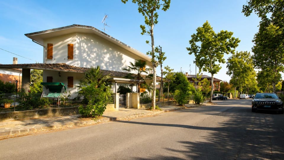 Property building, Day, Neighbourhood, Street view, Parking