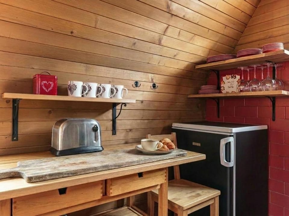 Coffee/tea facilities, Kitchen or kitchenette, minibar, oven, pet friendly, toaster