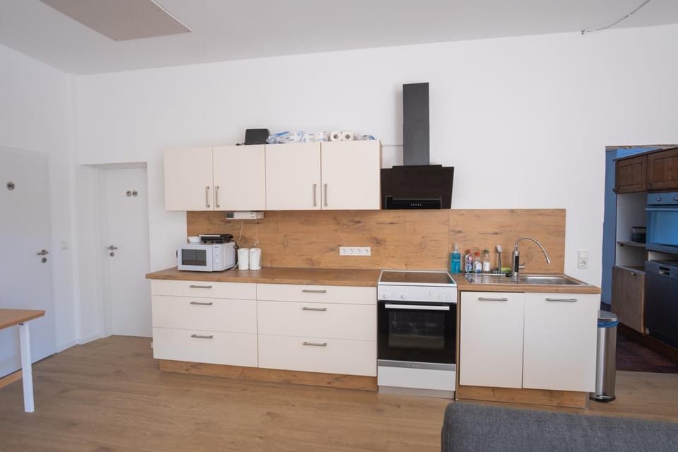 Coffee/tea facilities, Kitchen or kitchenette, Communal kitchen, oven, stove, kitchen