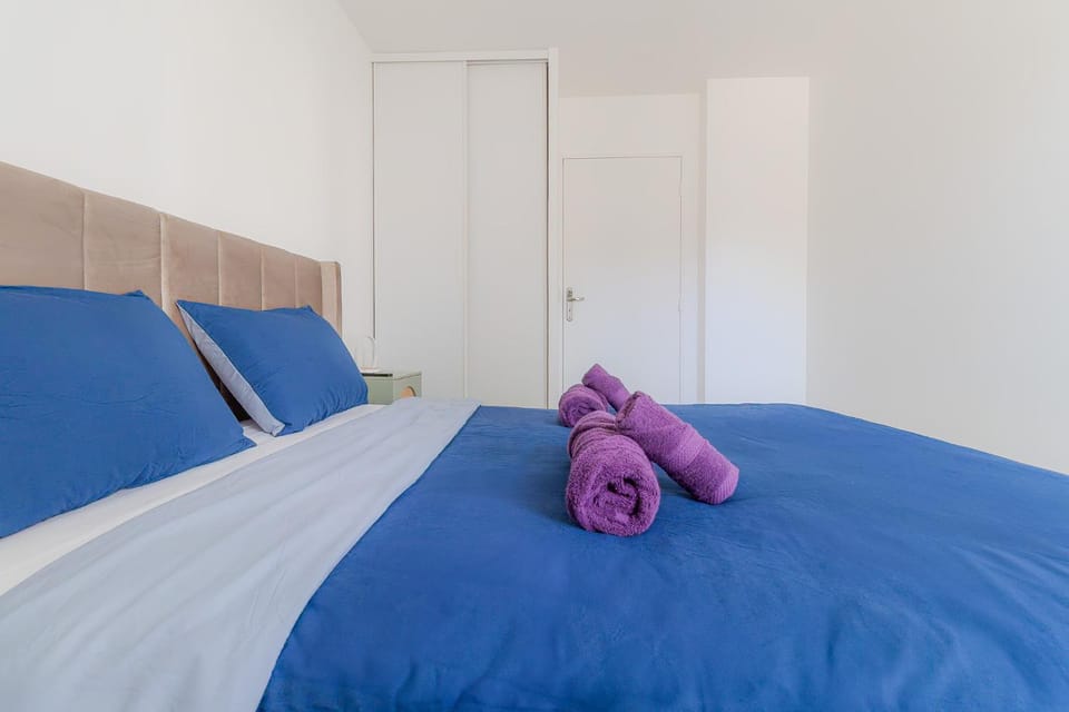 Photo of the whole room, Bedroom, towels