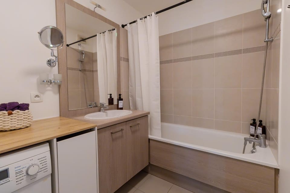 Bathroom, Bath, towels