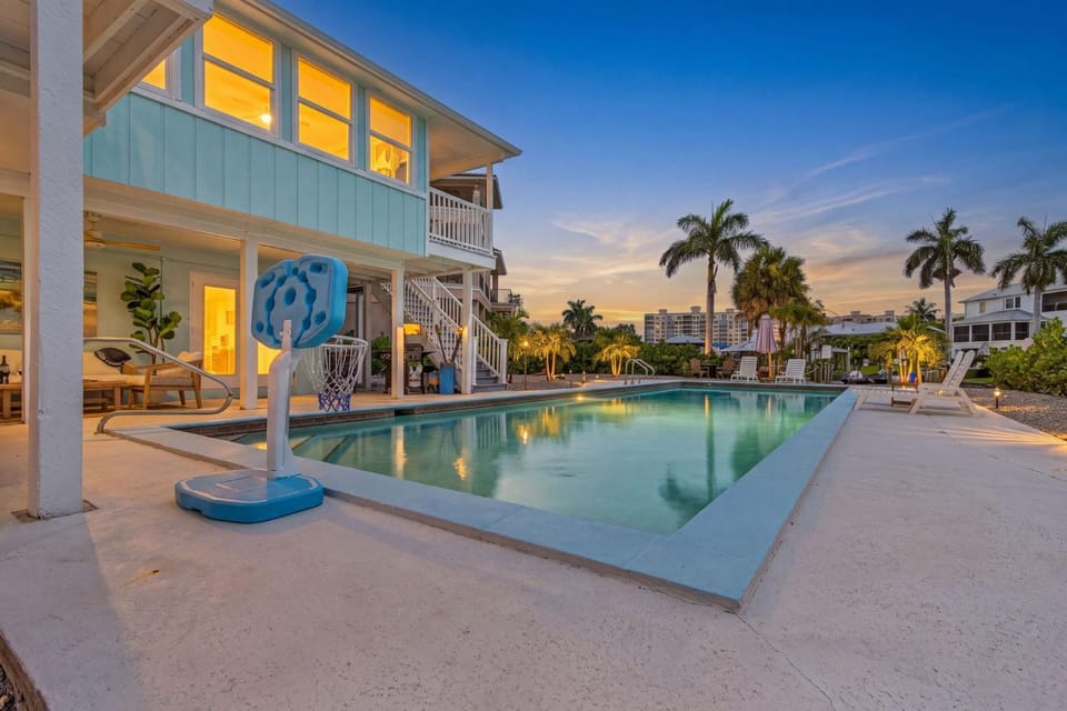 Gulfside Fun, Pool Days & Waterfront Adventures Await - Coastal Oasis - Roelens House in Estero Island